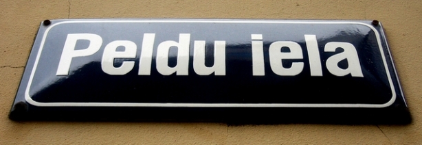 Peldu-iela-Vecriga-klubi-klubs-kafejnica-plaksnite-nosaukums-genitiveni-latviesu-valoda